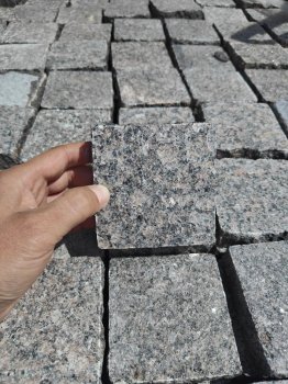 Гранитная брусчатка Елизовкская 100х100 пилено-колотая