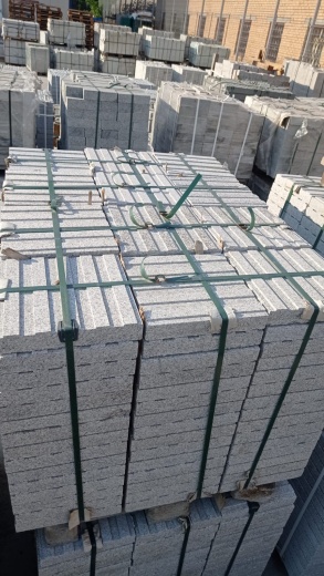 Тактильная плита продольный риф 500х500х80 гранит