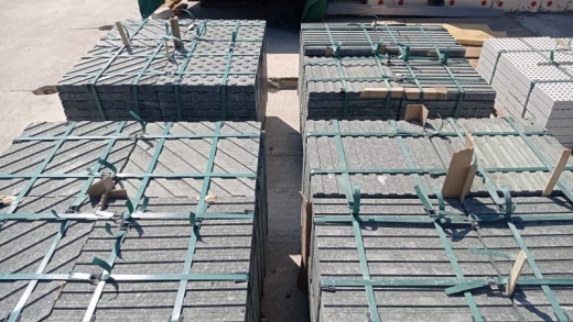 Тактильная плита продольный риф 500х500х80 гранит