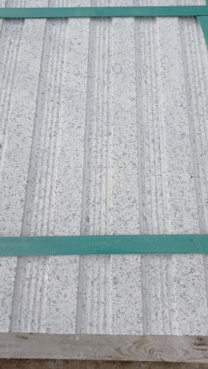 Тактильная плита продольный риф 500х500х80 гранит