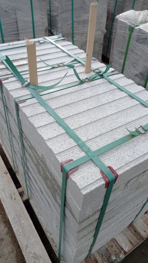 Тактильная плита продольный риф 500х500х80 гранит