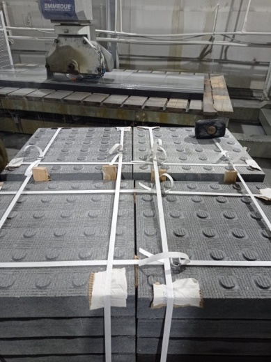 Тактильная плита конусный риф 500х500х80 гранит 